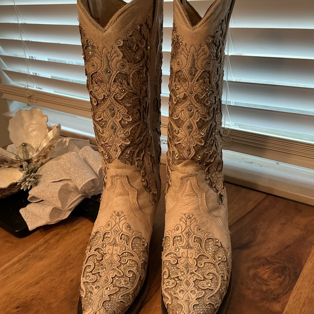 A3322 - WOMEN'S WHITE GLITTERED INLAY AND CRYSTALS WEDDING COWBOY BOOT 6.5